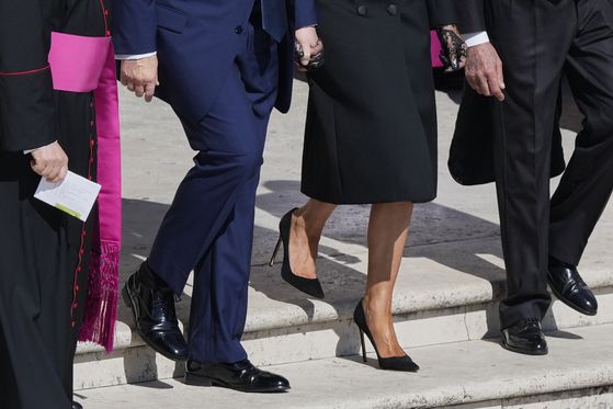 도널드 트럼프 미국 대통령과 멜라니아 트럼프 여사(가운데)가 26일(현지시간) 바티칸 성 베드로 광장에서 열린 프란치스코 교황 장례식에 도착했다. AP=뉴시스