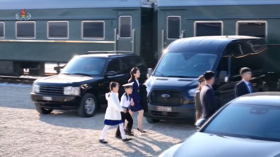 김정은 북한 국무위원장이 참석한 가운데 5,000t급 신형다목적구축함 '최현호' 진수식이 지난 25일 남포조선소에서 진행됐다고 조선중앙TV가 26일 보도했다. 이날 김 위원장의 동생 김여정 노동당 부부장이 가족으로 추정되는 어린이들과 동행한 모습이 포착됐다. 조선중앙TV 캡처, 연합뉴스