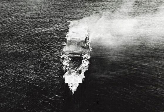 미드웨이 해전 당시 미군의 공격을 받고 불타는 침몰 직전의 일본 항모 히류. 이때 일본은 일거에 네 척의 항모를 상실하면서 이후 공세에 적극적으로 나오기 어려웠다. 미국이 전력을 보충할 때까지 천금 같은 시간을 벌었던 역사적인 대승이었다. 위키피디아