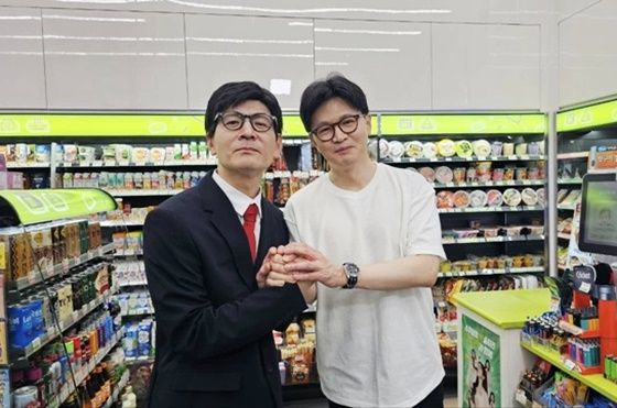 한동훈(오른쪽) 국민의힘 대선경선 후보와 그의 행동을 모사한 개그맨 정성호. 사진 한 후보 페이스북