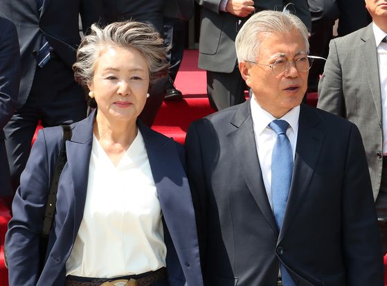 문재인 전 대통령이 25일 서울 여의도 국회에서 우원식 국회의장과 면담을 마친 뒤 김정숙 여사와 함께 '4·27 판문점 선언 7주년 기념식'에 참석하기 위해 행사장으로 이동하고 있다. 임현동 기자