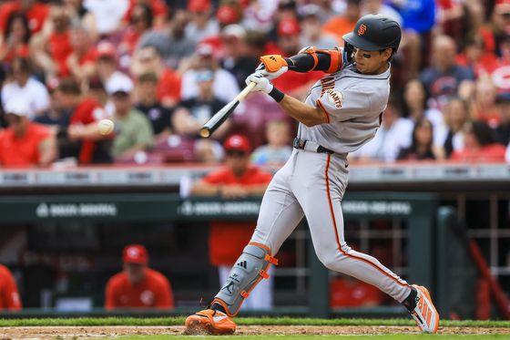 타격하는 이정후. 로이터=연합뉴스