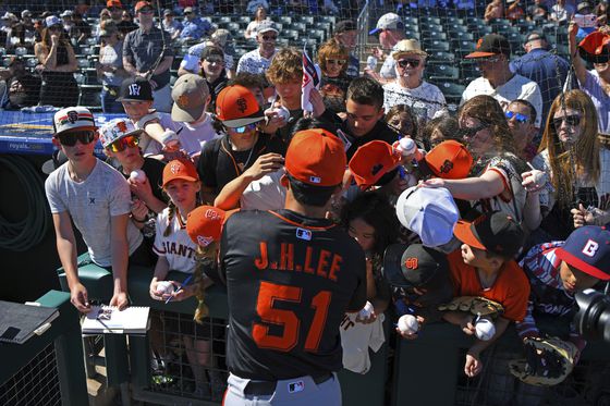 팬들에게 사인해주는 이정후. 로이터=연합뉴스