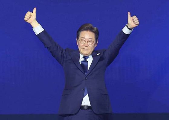 이재명 더불어민주당 후보가 27일 경기도 고양시 킨텍스에서 열린 합동연설회에서 제21대 대통령선거 민주당 후보로 확정된 뒤 지지자들을 향해 인사하고 있다. 임현동 기자