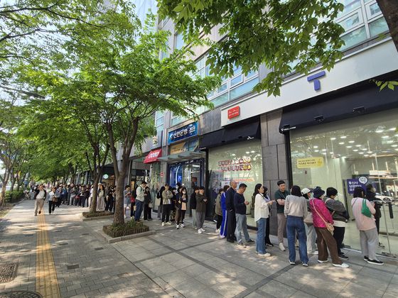 28일 오전 10시 서울 마포구 도화동에 있는 SKT 대리점 앞에서 유심을 교환하려는 시민이 100명 넘게 긴 줄을 서고 있다. 전율 기자