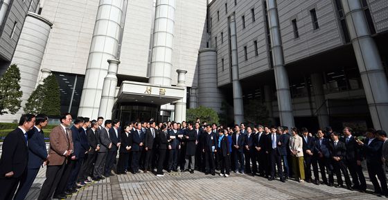 지난 3월 26일 이재명 당시 더불어민주당 대표가 서울고등법원에서 열린 공직선거법 위반 사건 항소심에서 무죄를 선고 받고 나서며 민주당 의원 60여명이 도열한 가운데 소감을 밝히고 있다. 뉴스1