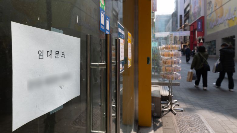 텅 빈 서울 중구의 한 상가에 임대 문의 알림만 붙어있다. 뉴스1