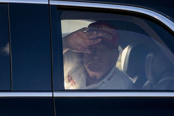 도널드 트럼프 대통령이 지난 2월 트럼프 인터내셔널 골프 클럽을 떠나면서 지지자들에게 손을 흔들고 있다. 트럼프 대통령은 관세 등 주요 발표로 전세계가 혼란에 빠진 것과 무관하게 골프를 즐기면서 상대적으로 골프에 관대한 미국의 언론으로부터 부정적 평가를 받기도 했다. AP=연합뉴스