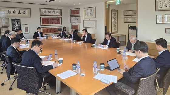 앞줄 왼쪽부터 시계방향으로 전봉근 국립외교원 명예교수, 고유환 동국대 명예교수, 홍현익 전 국립외교원장, 박영호 전 강원대 교수, 권만학 경희대 명예교수, 윤영관 전 외교부 장관, 박명림 연세대 교수, 박문수 미래와가치 회장, 홍석현 이사장, 이하경 중앙일보 대기자, 이희옥 성균관대 교수, 박인휘 이화여대 교수, 황지환 서울시립대 교수. 김현동 기자