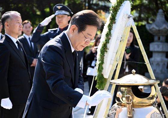 이재명 더불어민주당 대선 후보가 28일 오후 경기도 이천시 SK하이닉스 이천캠퍼스에서 열린 'K-반도체' AI메모리반도체 기업 간담회에 참석해 자료를 살펴보고 있다. 2025.4.28 국회사진기자단