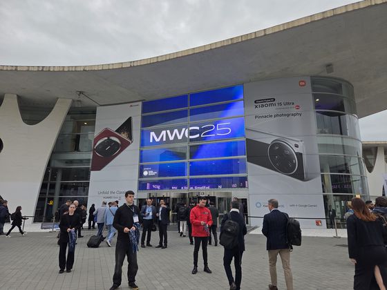 지난달 3일 스페인 바르셀로나에서 열린 '모바일월드콩그레스(MWC) 2025' 전시관의 입구 옆에 화웨이와 샤오미의 광고가 붙어있다. 김남영 기자