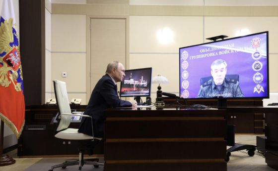 블라디미르 푸틴 러시아 대통령이 26일(현지시간) 발레리 게라시모프 러시아군 총참모장으로부터 러시아 서부 쿠르스크 지역 탈환에 대한 화상 보고를 받고 있다. 크렘린궁 홈페이지 캡처