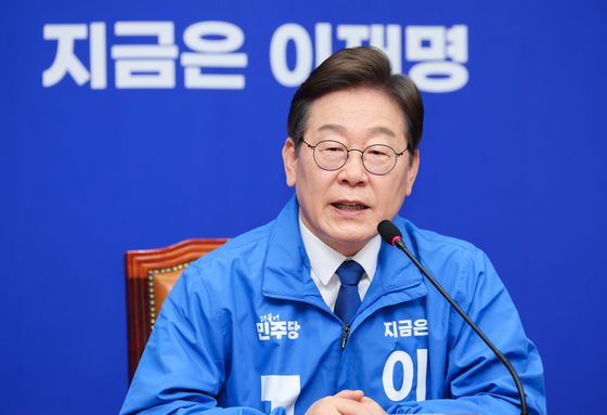 이재명 더불어민주당 대선 후보가 28일 오전 서울 동작구 국립서울현충원 고 이승만 전 대통령 묘역을 찾아 참배하고 있다. 임현동 기자/ 2025.04.28