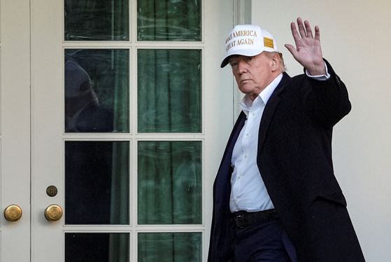 도널드 트럼프 대통령이 27일(현지시간) 전용헬기를 타고 백악관에 도착하고 있다. 로이터=연합뉴스