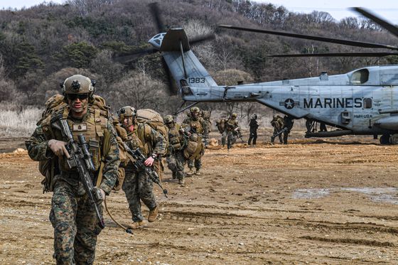 한·미 해병대가 지난 3월 포항·포천·파주 일대 훈련장에서 합동 훈련을 했을 당시의 모습. 미 해병대 장병들이 슈퍼스텔리온(CH-53E)에서 내린 후 목표 지점으로 이동하고 있다. 뉴스1