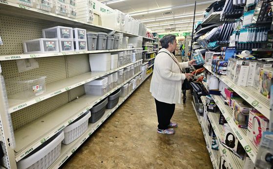 현지시간 28일 캘리포니아주의 한 매장에서 한 여성이 물건을 고르고 있다. 중국산 물품에 대한 관세가 부과되면서 저가 매장의 진열대가 비어가고 있는 모습이 확인된다. AFP=연합뉴스