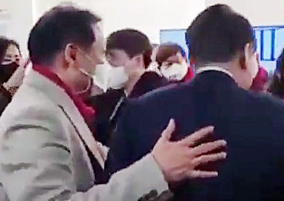 윤석열 대선캠프 네트워크본부는 무속인 건진법사 전성배씨가 실질적으로 선거운동을 지취했다는 의혹을 받았다. 무속 논란에 2018년 1월 18일 결국 해체됐다. 유튜브 캡처