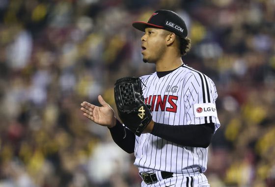 LG는 선발투수 에르난데스의 부상 이후 승률이 하락하는 등 어려움을 겪고 있다. 뉴스1