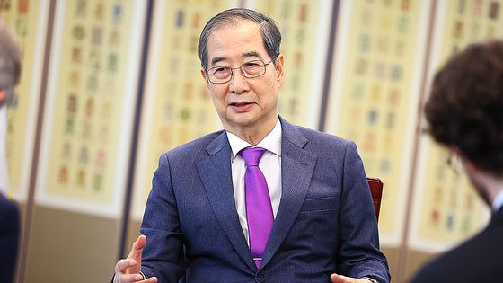 한덕수 대통령 권한대행 국무총리가 지난 22일 서울 종로구 정부서울청사에서 영국 언론사 '더 이코노미스트'와 인터뷰를 하고 있다. 뉴스1