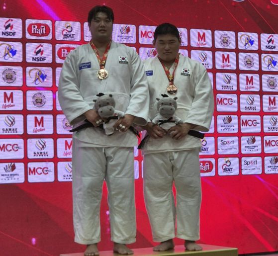 나란히 아시아선수권 시상대에 선 이승엽(왼쪽)과 김민종. 사진 대한유도회