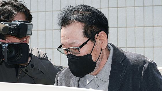 2018년 지방선거 공천 헌금 의혹(정치자금법 위반)으로 불구속 기소된 건진법사 전성배씨. 검찰은 각종 인사 청탁, 이권 개입 등으로 수사를 넓히고 있다. 연합뉴스