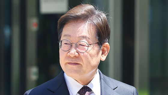 조희대 대법원장이 지난 24일 서울 서초구 대법원으로 출근하고 있다.   연합뉴스
