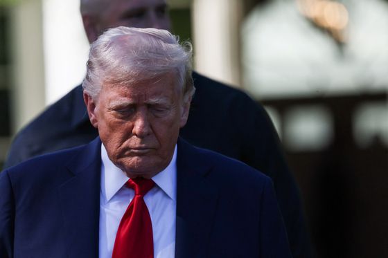 도널드 트럼프 미국 대통령이 28일(현지시간) 백악관에서 슈수볼 우승팀인 필라델피아 이글스 선수단의 환영식에 참석하고 있다. 선수단 일부는 '개인 일정'을 이유로 백악관 초청에 응하지 않았다. 로이터=연합뉴스