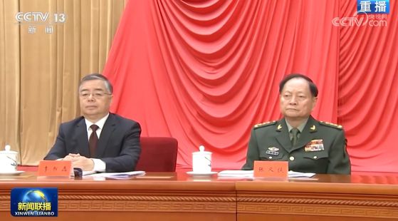 28일 중국 베이징 인민대회당에서 열린 중화전국총공회 성립 100주년 및 전국 노동모범·선진공작자 표창대회 단상에 장유샤(오른쪽) 중앙군사위원회 부주석이 참석했다. 이날 허웨이둥 부주석은 또 다시 참석하지 않아 그의 낙마설이 굳어지고 있다. CC-TV 캡처