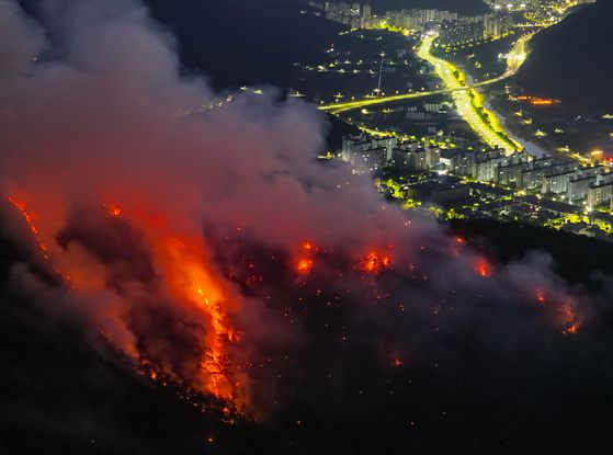 대구 대형 산불 발생 이틀째인 29일 오전 대구 북구 함지산이 불타고 있다.연합뉴스