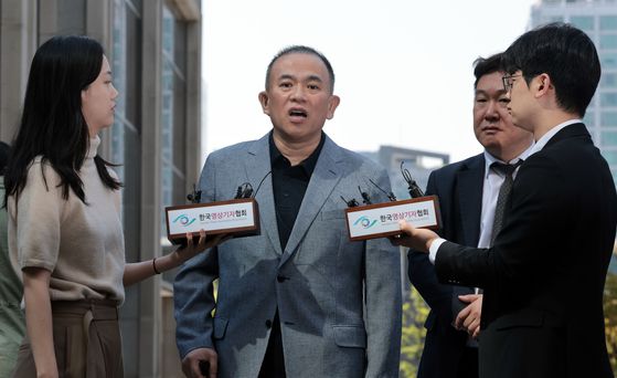 29일 서울고검에 출석하며 취재진 질문에 답하는 김영선 전 의원. 연합뉴스