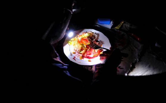 28일 이베리아 반도 전체에 영향을 미친 대규모 정전 이후 마드리드 아토차 기차역에서 하룻밤을 보낼 준비를 하며 적십자 담요를 두른 여행객들이 바닥에 누워 있다. AFP=연합뉴스