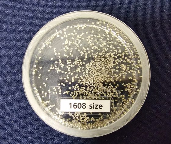 삼성전기의 적층세라믹콘덴서(MLCC)제품. 500cc 와인잔에 가득 채운 MLCC 가격은 3억 원에 달한다. 뉴스1