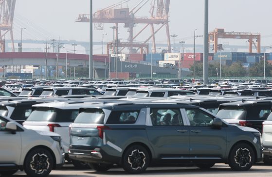 24일 경기 평택시 포승읍 평택항 자동차전용부두에 수출용 차량들이 세워져 있다. 뉴스1