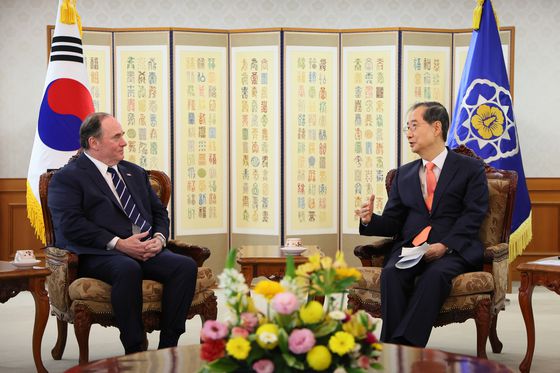 한덕수 대통령 권한대행이 30일 서올 종로구 정부서울청사에서 존 펠란 미국 해군성 장관을 접견하고 있다. 뉴스1