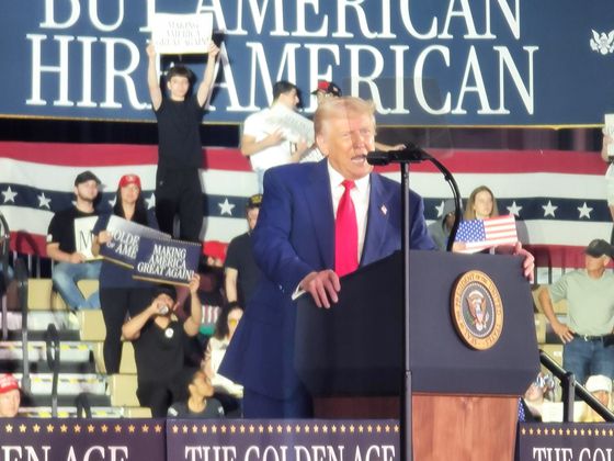 도널드 트럼프 미국 대통령이 29일(현지시간) 미국 미시간주 머콤 카운티에서 열린 취임 100일 기념 연설 행사에서 연설하고 있다. 연합뉴스