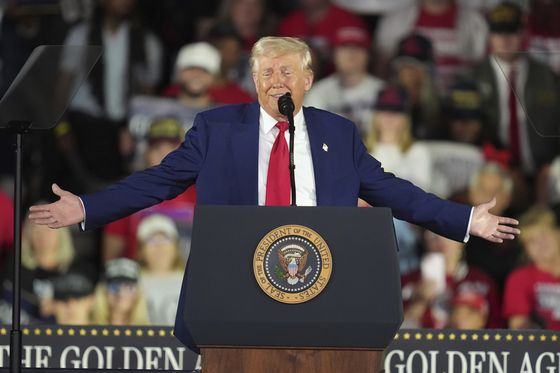 도널드 트럼프 미국 대통령이 29일(현지시간) 미시간주 머콤 카운티 한 행사장에서 열린 취임 100일 기념 집회에서 연설을 하고 있다. AP=연합뉴스