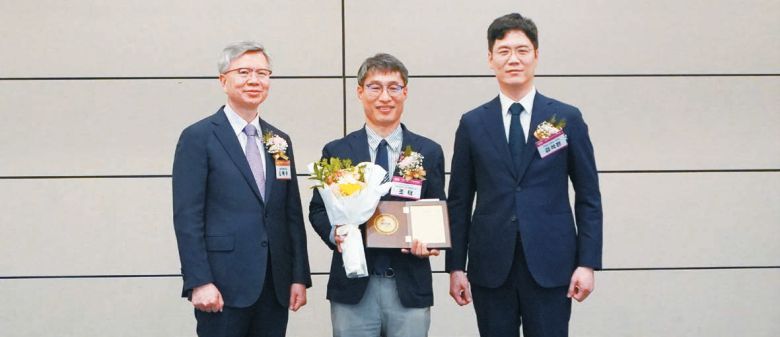 지난 27일 대전시 유성구 대전컨벤션센터에서 열린 ‘제32회 의당학술상’ 시상식에서 김택우 대한의사협회 회장, 수상자인 조덕 삼성서울병원 교수, 김석환 한세예스24홀딩스 부회장(왼쪽부터)이 기념사진을 찍고 있다. [사진 한세예스24문화재단]