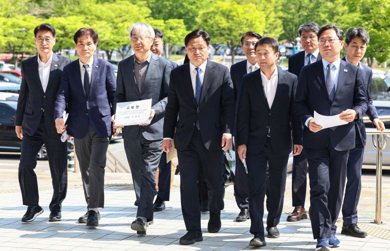 더불어민주당 전정권정치탄압대책위원회 소속 의원들과 문재인 전 대통령 변호인단이 30일 경기 과천 고위공직자범죄수사처(공수처)에 이창수 중앙지검장 등 전주지검 수사 관계자에 대한 문 전 대통령의 고발장 제출을 위해 이동하고 있다. 뉴스1