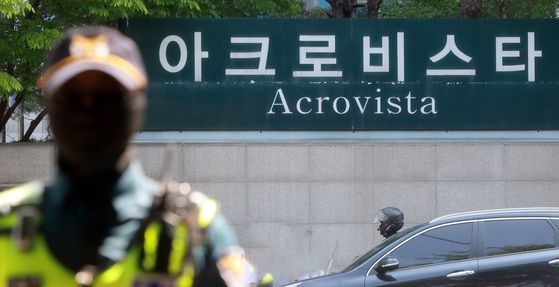 남부지검은 30일 무속인 건진법사 전성배씨의 청탁금지법 위반 혐의와 관련 윤석열 전 대통령의 사저인 아크로비스타와 코바나콘텐츠 사무실 등을 압수수색했다. 뉴스1