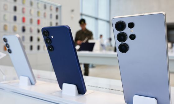 13일 서울 서초구 삼성 강남에서 진열된 갤럭시 S25 시리즈. 뉴스1