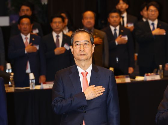 한덕수 대통령 권한대행 국무총리가 30일 서울 영등포구 중소기업중앙회에서 열린 ‘중소기업 규제혁신 현장 소통 간담회’에서 국민의례를 하고 있다. 대통령실사진기자단 중앙일보 김현동 2025.04.30