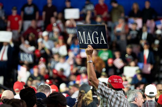 29일(현지시간) 도널드 트럼프 미국 대통령의 취임 100일 기념 집회가 열린 미시간주 머컴 카운티 행사장에서 열성 지지자들이 트럼프 대통령 연설에 환호하고 있다. EPA=연합뉴스