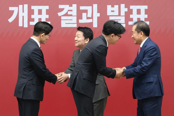 국민의힘 김문수, 한동훈, 안철수, 홍준표 대선 경선 후보가 29일 오후 서울 여의도 중앙당사에서 열린 제21대 대통령후보자 선출을 위한 3차 경선 진출자 발표에서 결과 발표 후 악수하고 있다. 국회사진기자단]