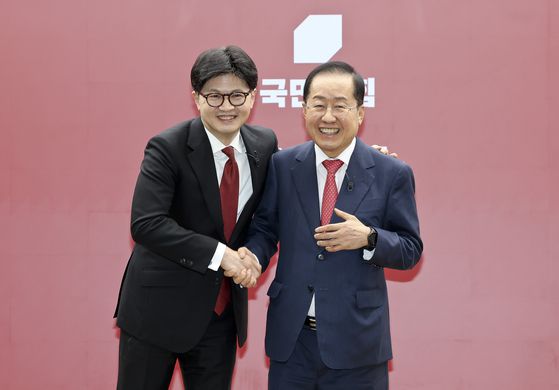 국민의힘 한동훈 대선 경선 후보(왼쪽)와 홍준표 대선 경선 후보가 23일 서울 여의도 국민의힘 중앙당사에서 열린 2차 경선 토론회 미디어데이에서 포옹하고 있다. 임현동 기자. 2025.04.23.
