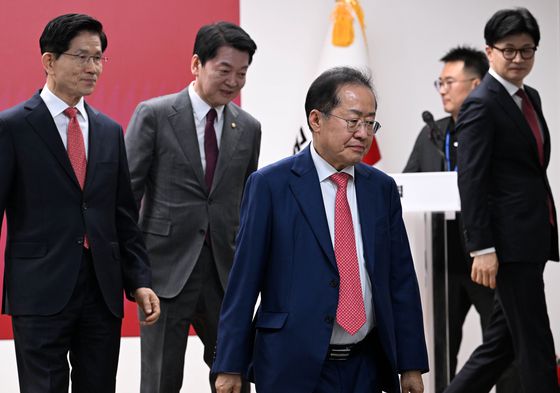 국민의힘 김문수·안철수·홍준표·한동훈 대선 경선 후보(왼쪽부터)가 29일 최종 경선 진출자 발표 뒤 퇴장하고 있다. [사진 국회사진기자단]