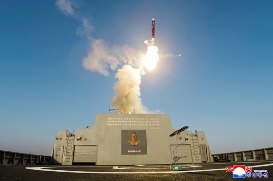 북한 김정은 국무위원장이 신형 '다목적구축함' 최현호(號) 진수 사흘 만에 진행된 첫 무장 시험사격을 참관하고 '해군의 핵무장화'에 속도를 내라고 지시했다. 미사일총국, 국방과학원, 탐지전자전총국이 구축함 최현호에 탑재된 무장체계의 성능 및 전투 적용성 시험에 착수했다고 조선중앙통신이 30일 보도했다. 연합뉴스