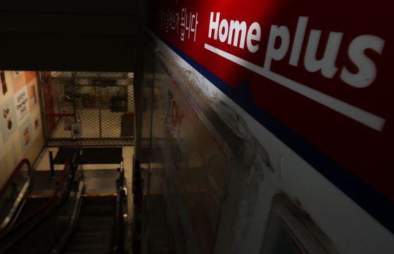 검찰은 28일 홈플러스 본사와 MBK 파트너스 등에 대한 압수수색을 단행했다. 수사는 MBK의 사기 혐의를 들여다보는 방향으로 확대될 예정이다. 뉴스1