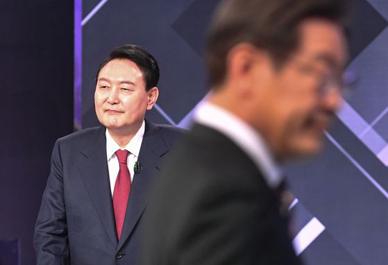 윤석열 전 대통령은 대선 후보 시절 도이치모터스 주가조작 의혹 사건과 관련 김건희 여사가 손해만 봤고 계좌를 남에게 위탁 운용하지 않았다고 발언했다. 이같은 발언이 공직선거법상 허위사실공표에 해당한다는 고발이 접수되며 검찰은 최근 관련 수사를 본격화했다. 뉴스1