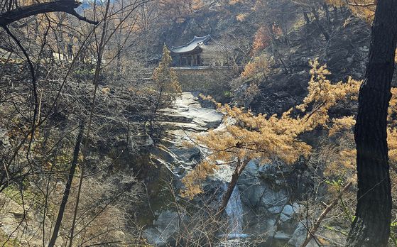 만휴정. 천하 절경이다. 원래는 푸른 신록 속에서 모습을 드러내야 하는데, 지금은 잿빛 세상에 갇혀 있다.