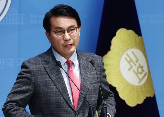 윤상현 국민의힘 의원이 30일 오전 서울 여의도 국회 소통관에서 더불어민주당이 마은혁 헌법재판관 후보자 임명을 요구하며 국무위원 줄 탄핵을 거론한 것과 관련해 기자회견을 하고 있다. 뉴스1